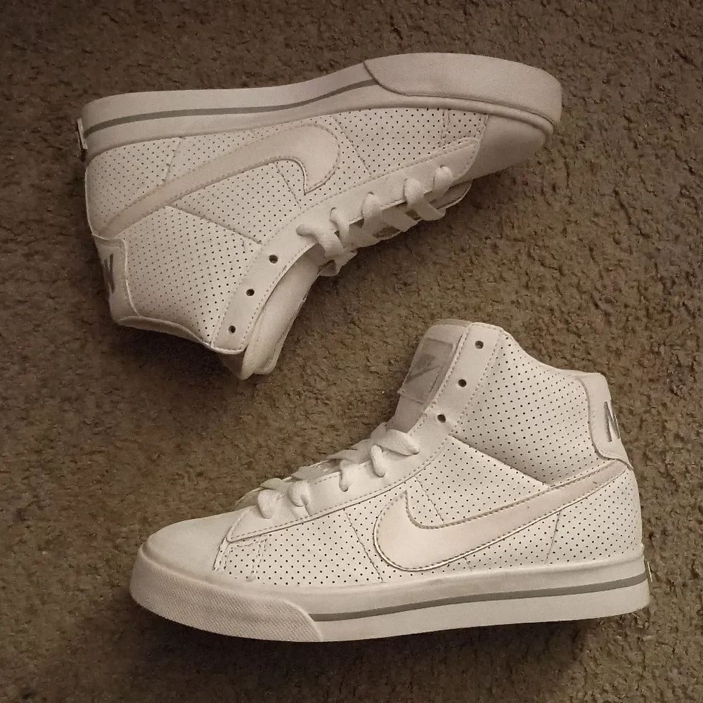 Nike Classic White High Boys Sneakers Size 6 US 354697-111 PRE-OWNED